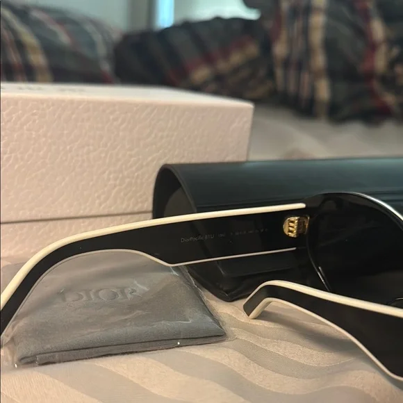 Dior Black Cat-Eye Sunglasses with Black Case and White Box - Picture 4 of 5
